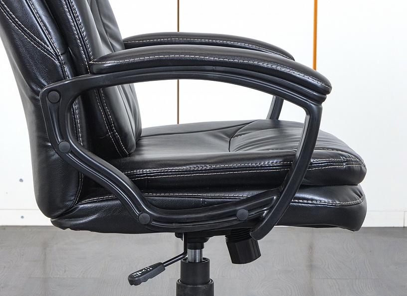 Офисное кресло руководителя  Бюрократ Кожзам Черное   (КРКЧ-21100)