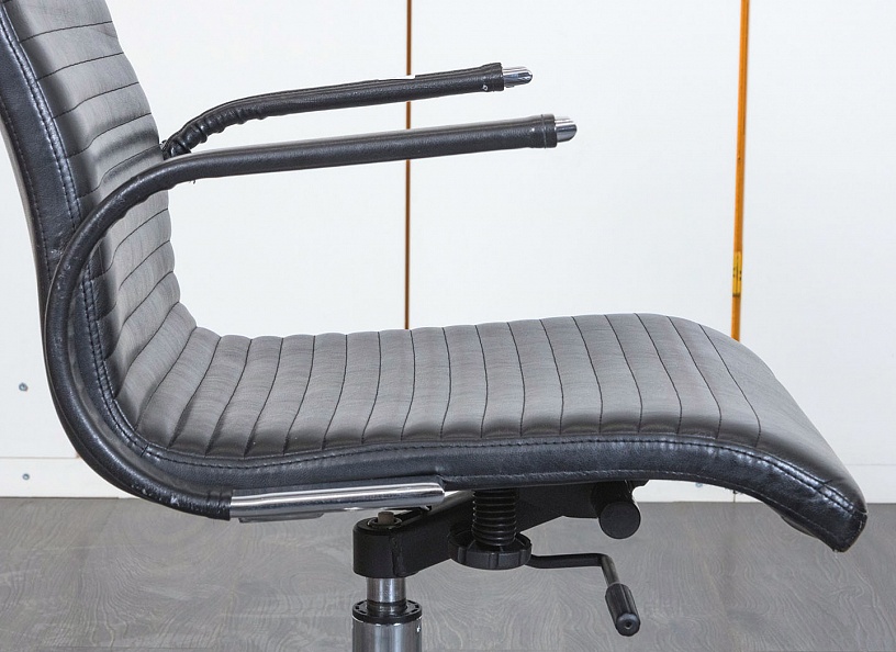 Офисное кресло руководителя   Кожзам Черный   (КРКЧ-12011уц)