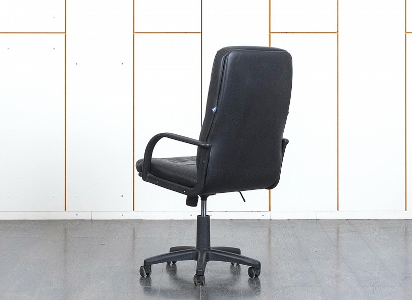 Офисное кресло руководителя   Кожзам Черный   (КРКЧ1-27120уц)