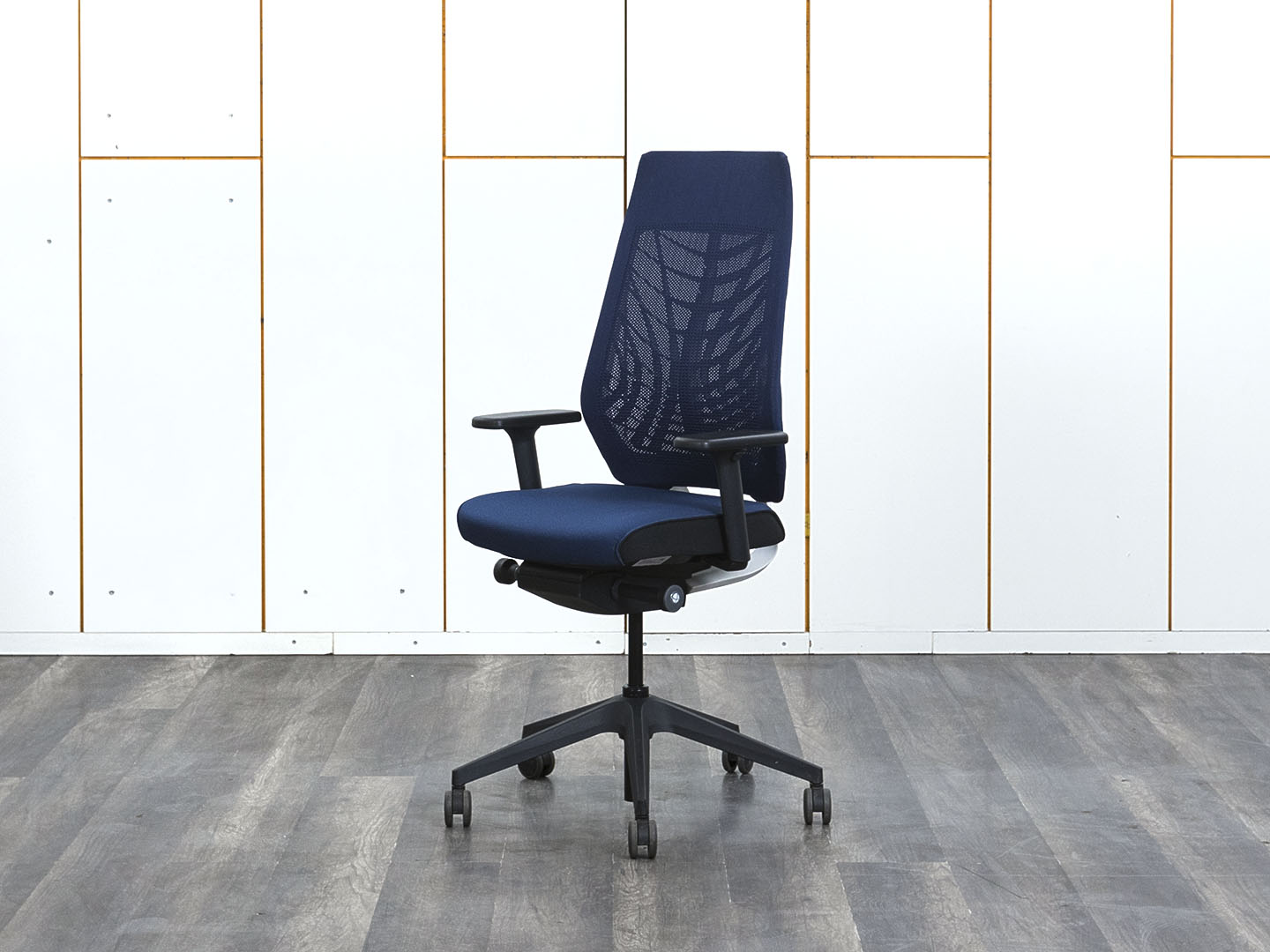 Офисное кресло руководителя  INTERSTUHL Ткань Синий JOYCEis3  (КРТН-28083)