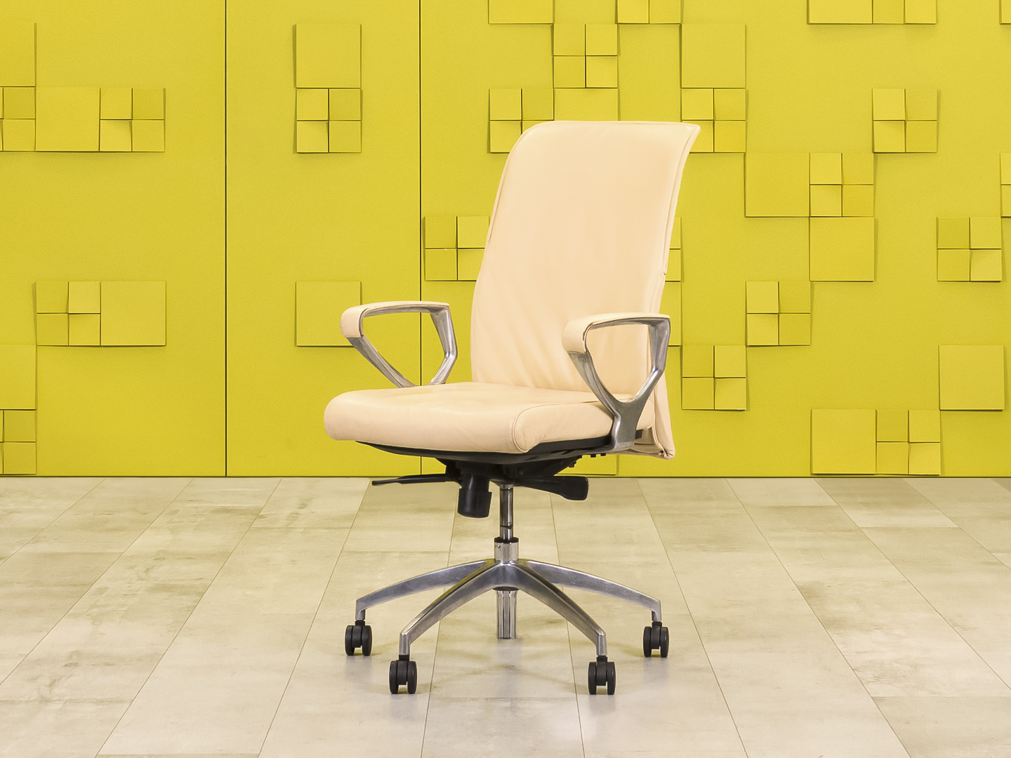 Офисное кресло руководителя на колесах Кожа Бежевый   КРКБ3-06055