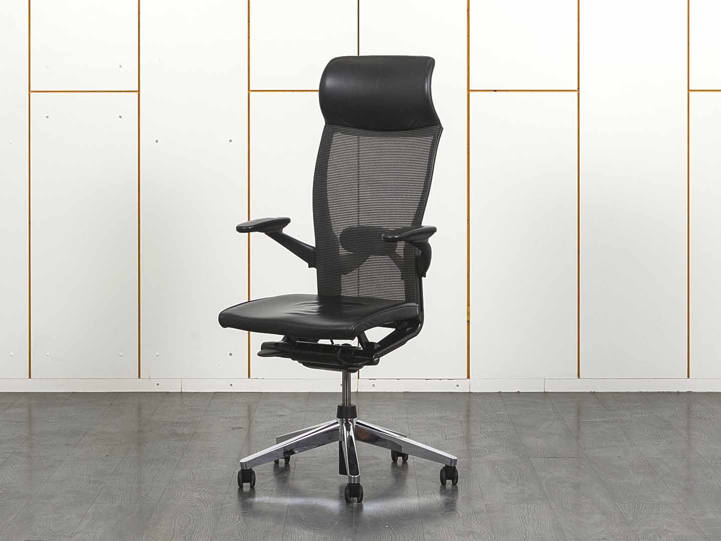 Офисное кресло руководителя  Haworth Кожа Черный Comforto  (КРКЧ-31051)