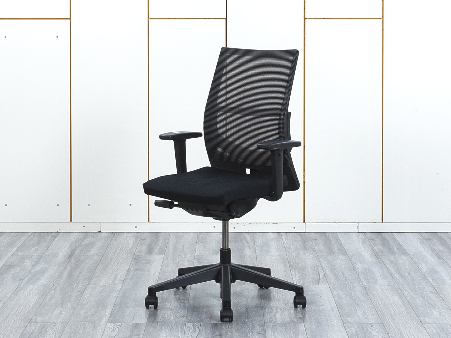 Офисное кресло для персонала  Haworth Сетка Черный Comforto  (КПСЧ1-01044)