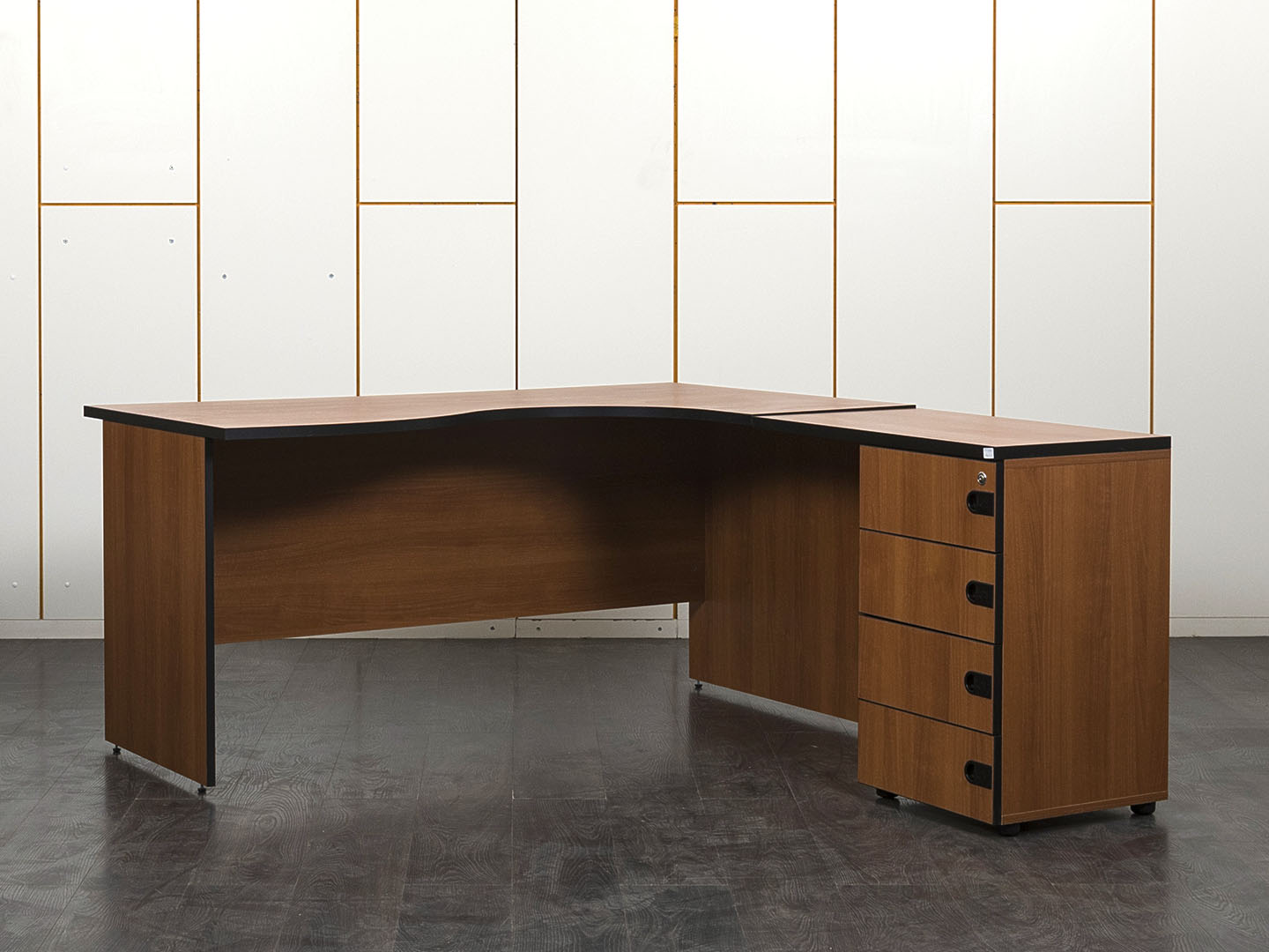 Комплект офисной мебели стол с тумбой  1 600х1 800х760 ЛДСП Орех   (СПУХКп-19051)