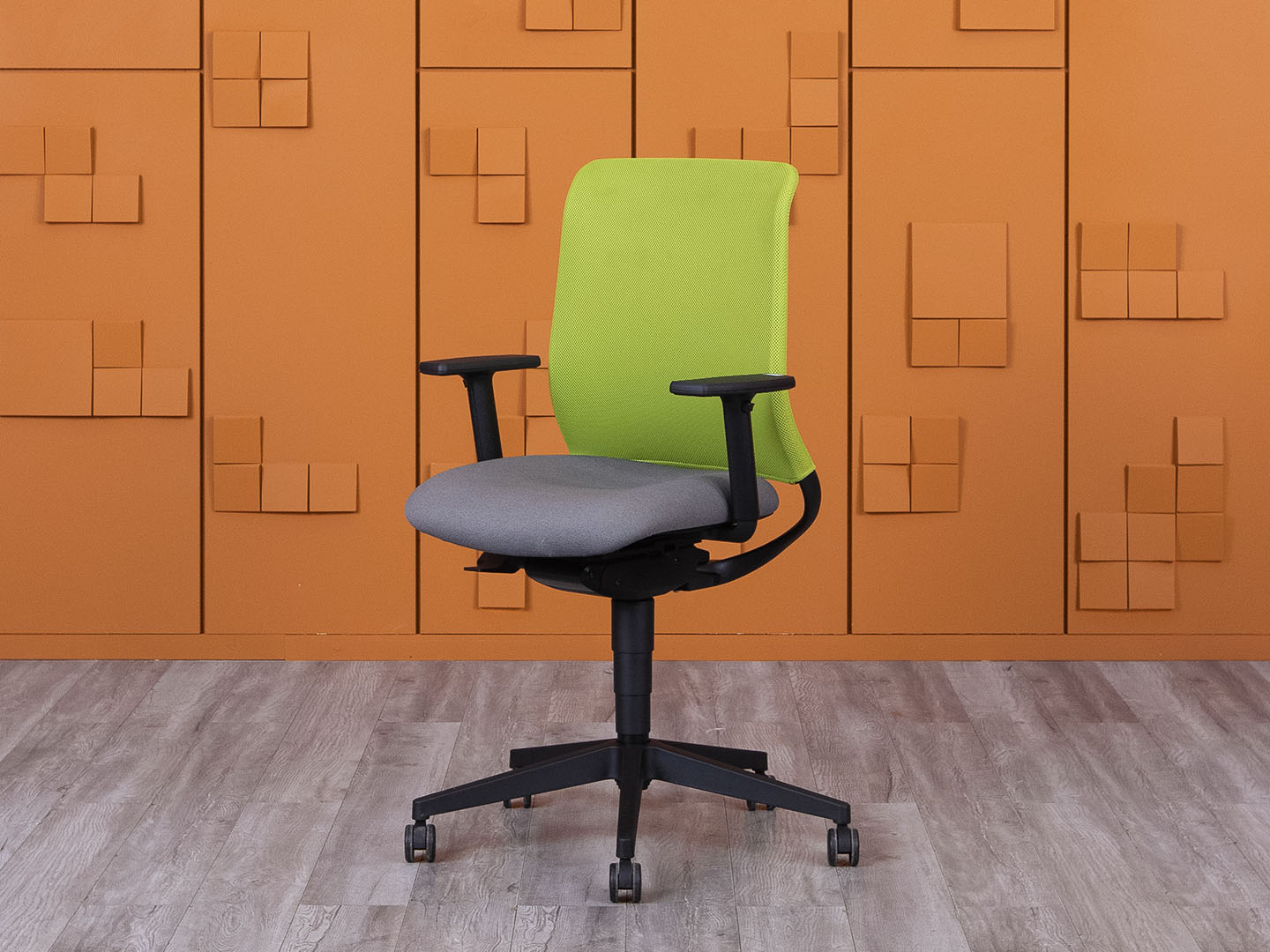 Офисное кресло для персонала  LD Seating Ткань Зеленый THEO 260-AT  (КПТЗ-27025)