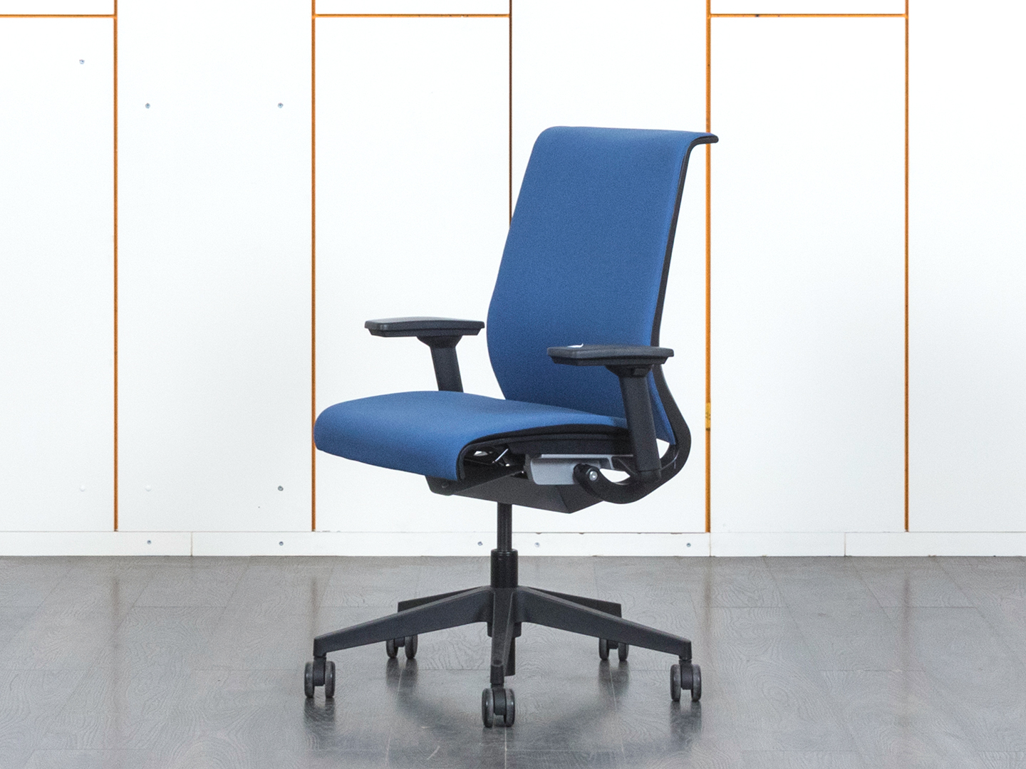 Кресло компьютерное steelcase