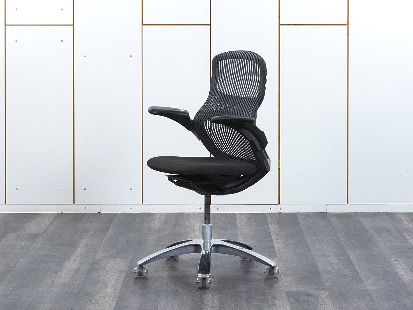 Офисное кресло руководителя  Knoll Ткань Черный Generation  (КРТЧ-21092)