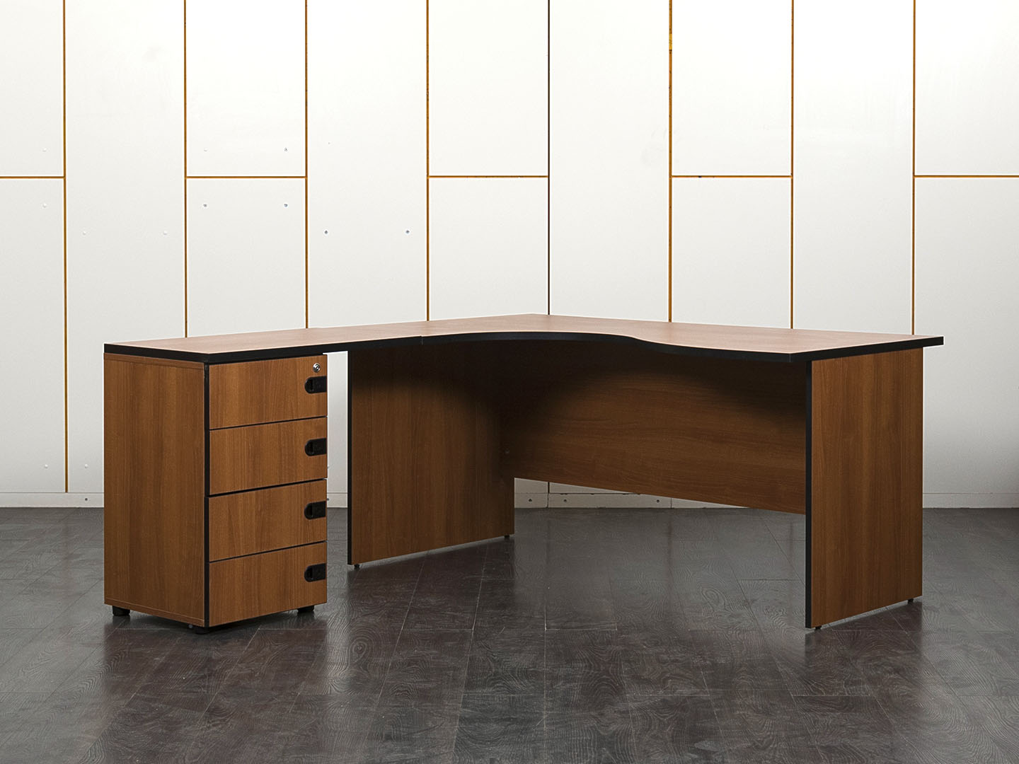 Комплект офисной мебели стол с тумбой  1 600х1 800х760 ЛДСП Орех   (СПУХКл-19051)