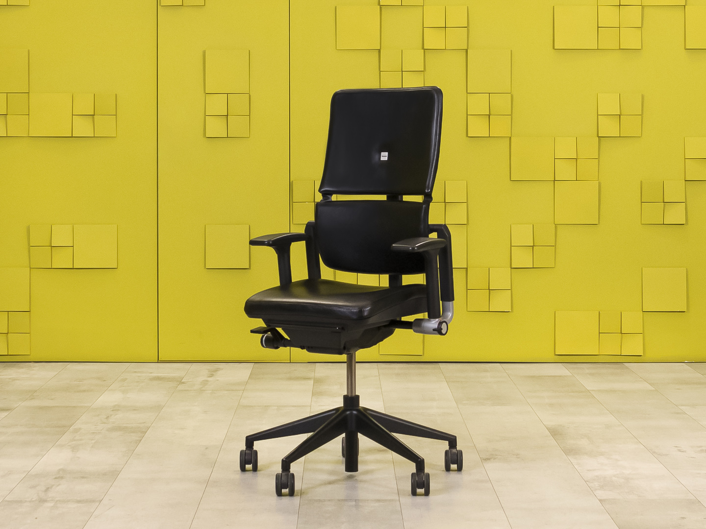 Офисное кресло руководителя на колесах Please 2 Ergonomik Steelcase Кожа Чёрный Германия  КРКЧ-23105