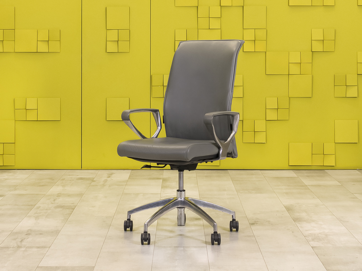 Офисное кресло руководителя на колесах Кожа Серый   КРКС-06055