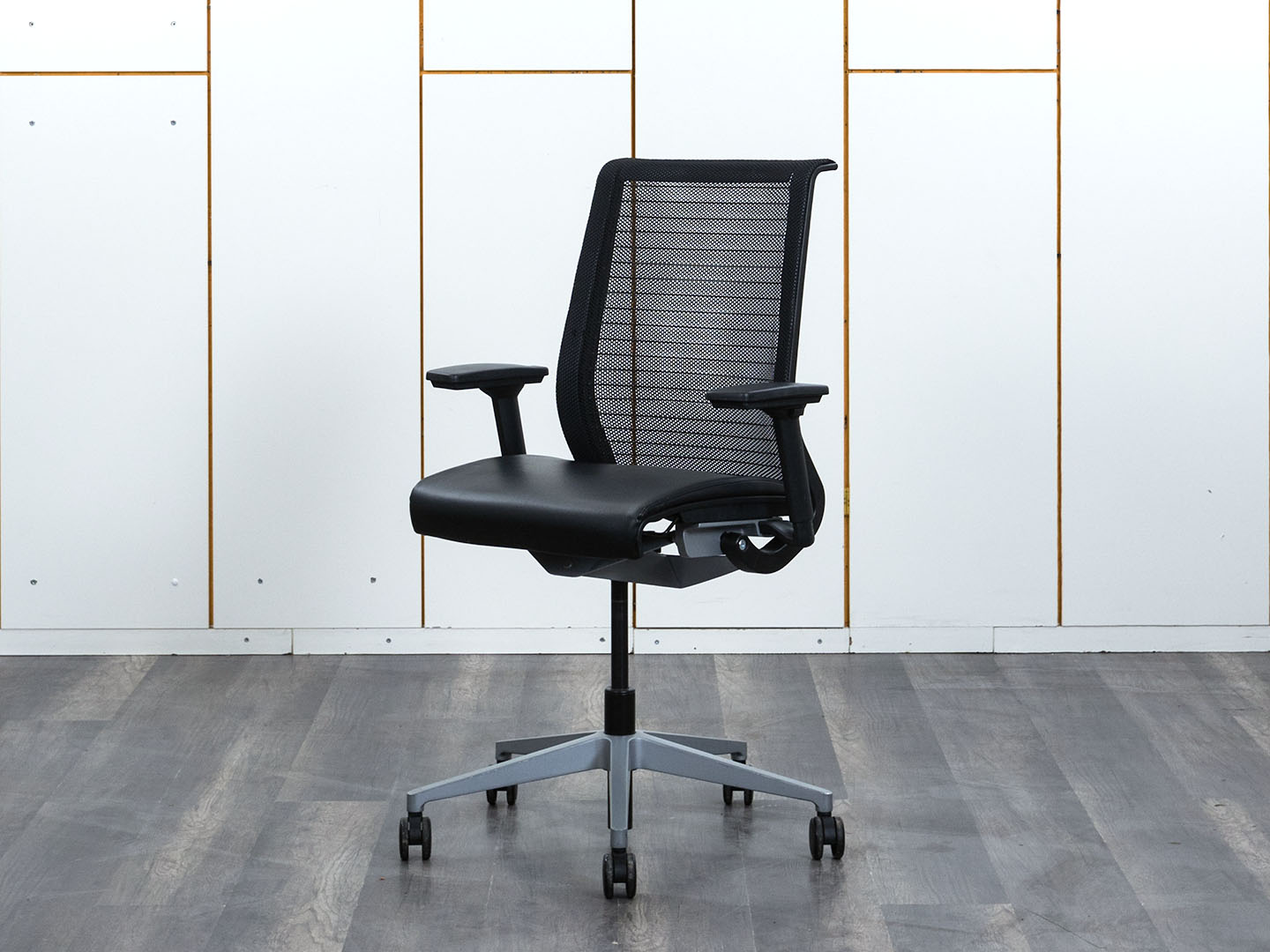Офисное кресло для персонала  SteelCase Кожзам Черный Think  (КПКЧ-26013)
