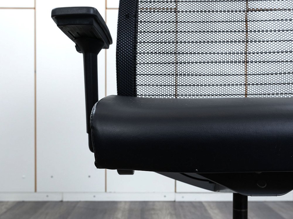 Офисное кресло для персонала  SteelCase Кожзам Черный Think  (КПКЧ-26013)