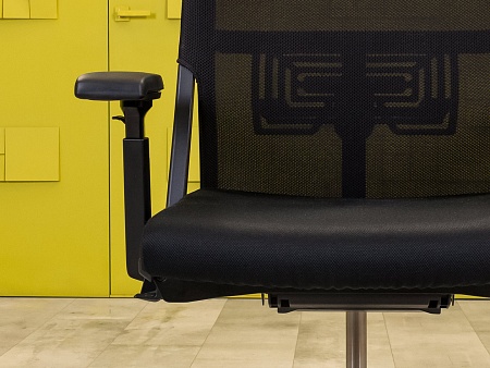 Офисное кресло для персонала на колесах Comforto HAWORTH Ткань Чёрный Германия  КПТЧ2-14081