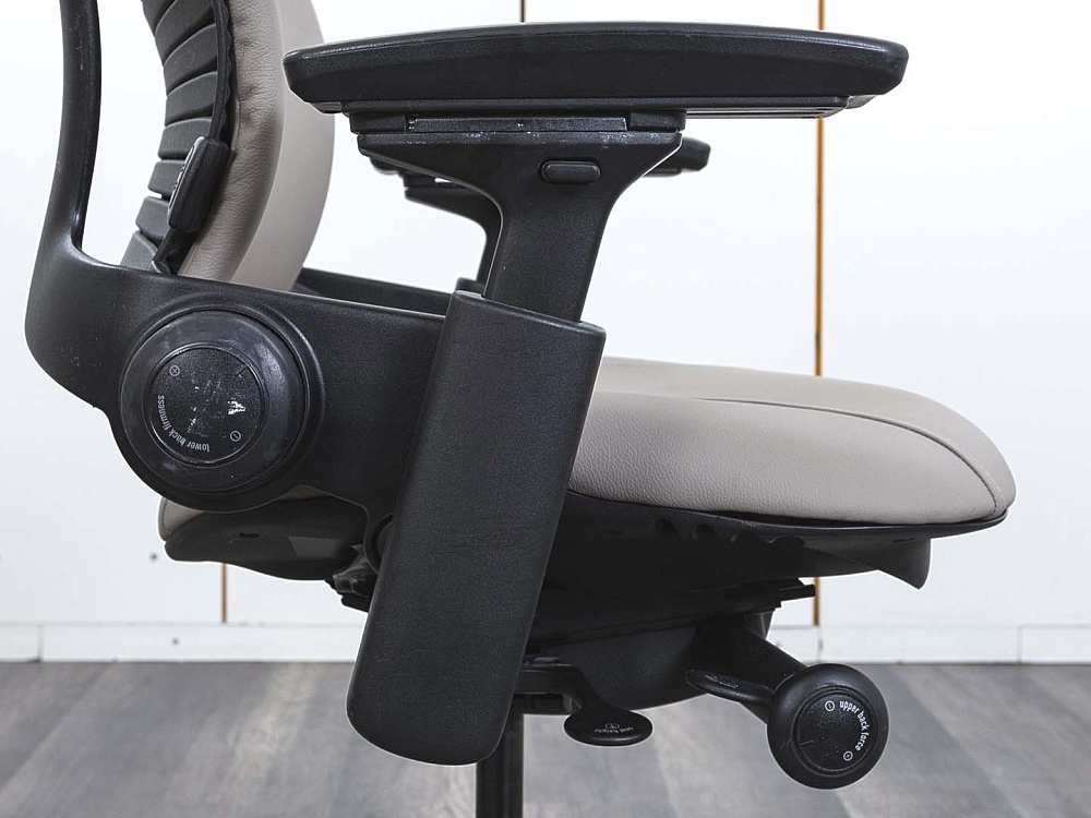 Офисное кресло руководителя  SteelCase Кожа Бежевый Leap B  (КРКБ-16122)