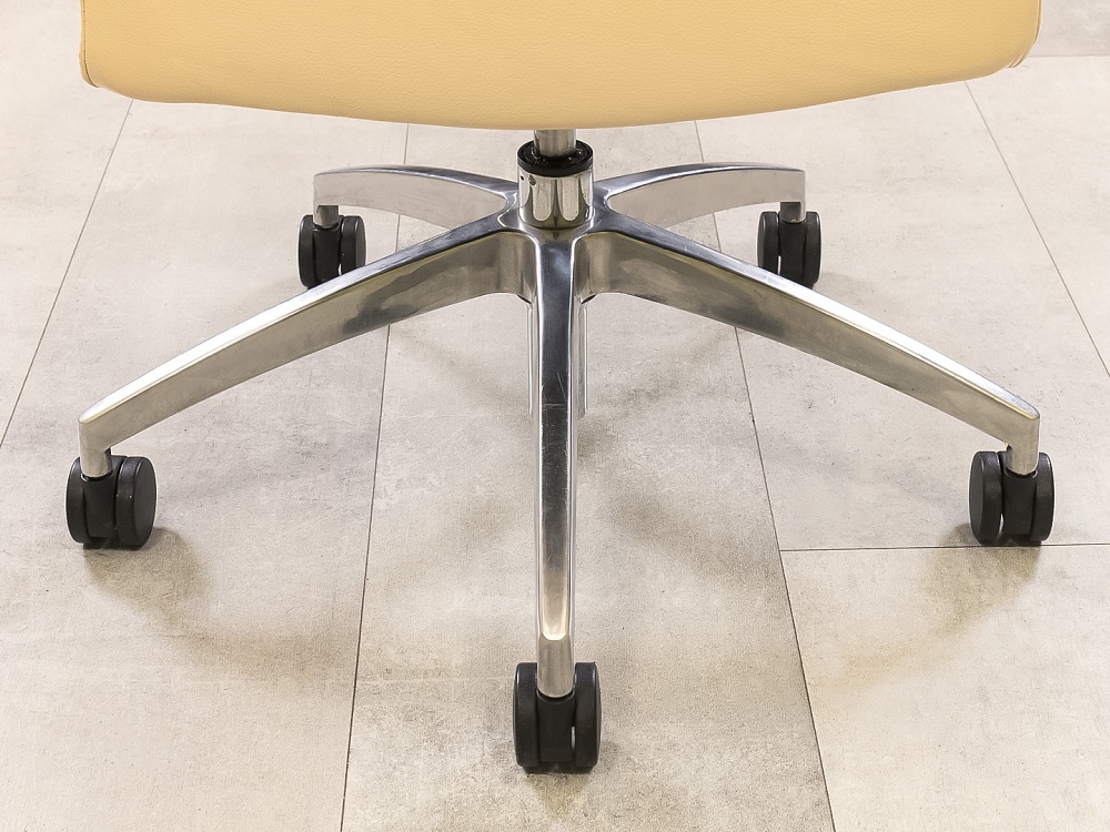 Офисное кресло руководителя на колесах Кожа Бежевый   КРКБ3-06055