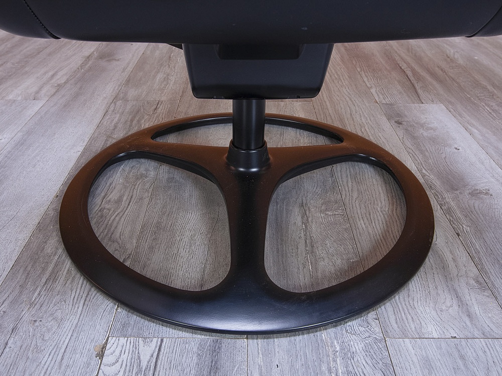 Офисное кресло руководителя  Okamura Кожа Черный Leopard  (КРКЧ-17015)