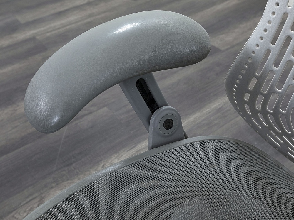 Офисное кресло руководителя  Herman Miller Сетка Белый Mirra  (КРСБ-13112)
