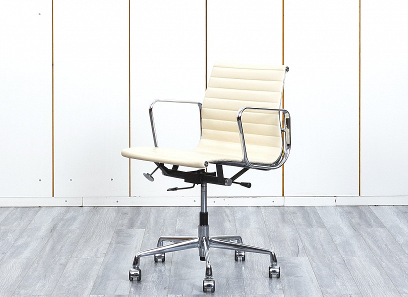 Офисное кресло для персонала  Eames Кожа Бежевый EA 117  (КПКБ-20123)