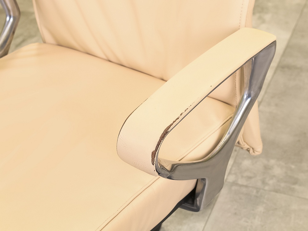 Офисное кресло руководителя на колесах Кожа Бежевый   КРКБ3-06055