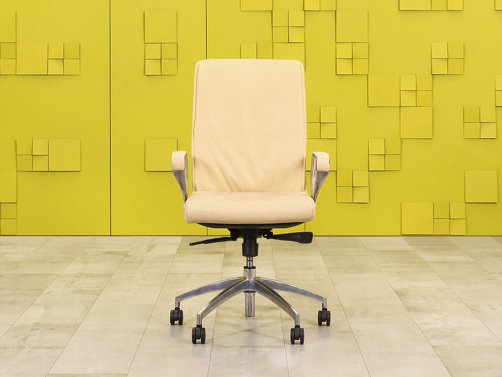 Офисное кресло руководителя на колесах Кожа Бежевый   КРКБ3-06055