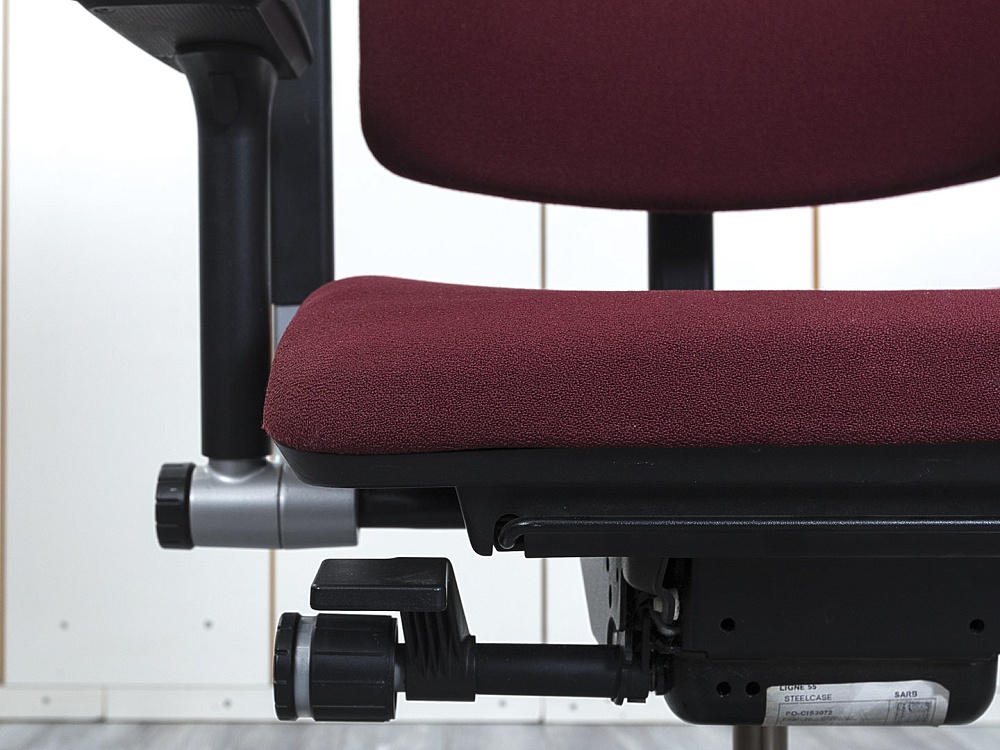 Офисное кресло руководителя  SteelCase Ткань Красный Please 2  (КРТК-21034)