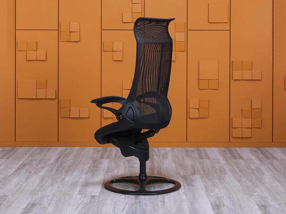 Офисное кресло руководителя  Okamura Кожа Черный Leopard  (КРКЧ-17015)