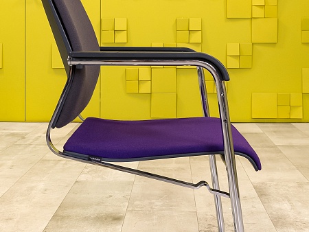 Конференц кресло для переговорной на полозьях Sito Wilkhahn Ткань Чёрный; Фиолетовый Италия_КДТФ1-29