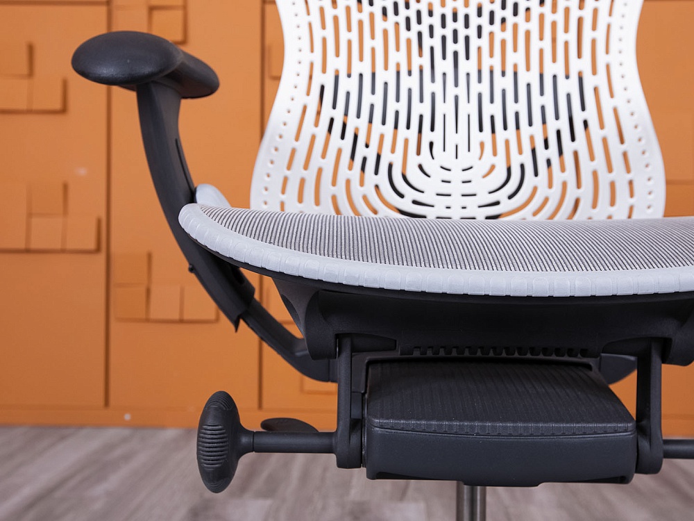 Офисное кресло руководителя  Herman Miller Сетка Серый Mirra 2  (КРСС-14024)