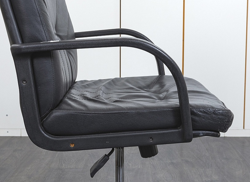 Офисное кресло для персонала   Кожзам Черный   (КПКЧ1-12111)