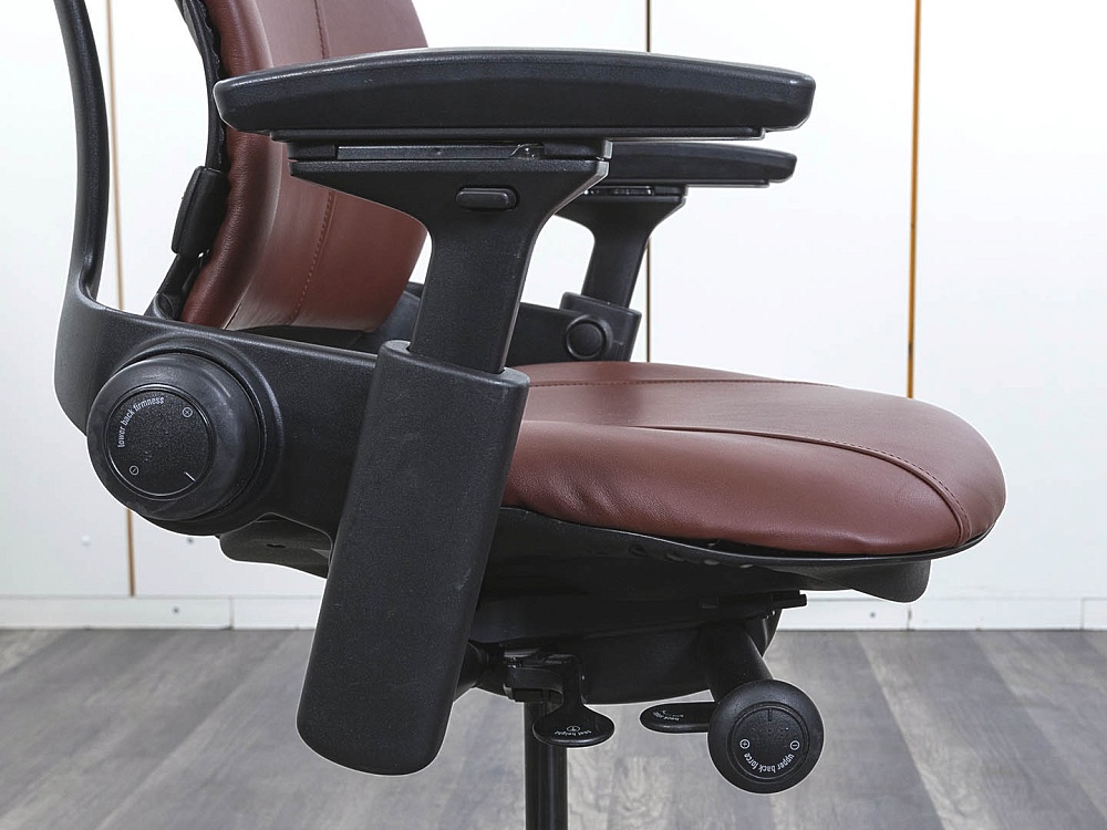Офисное кресло руководителя  SteelCase Кожа Коричневый Leap B  (КРКК-30112)