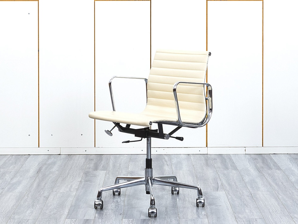 Офисное кресло для персонала  Eames Кожа Бежевый EA 117  (КПКБ-20123)