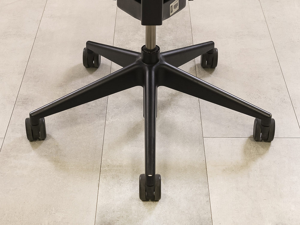 Офисное кресло руководителя на колесах Please 2 Ergonomik Steelcase Кожа Чёрный Германия  КРКЧ-23105
