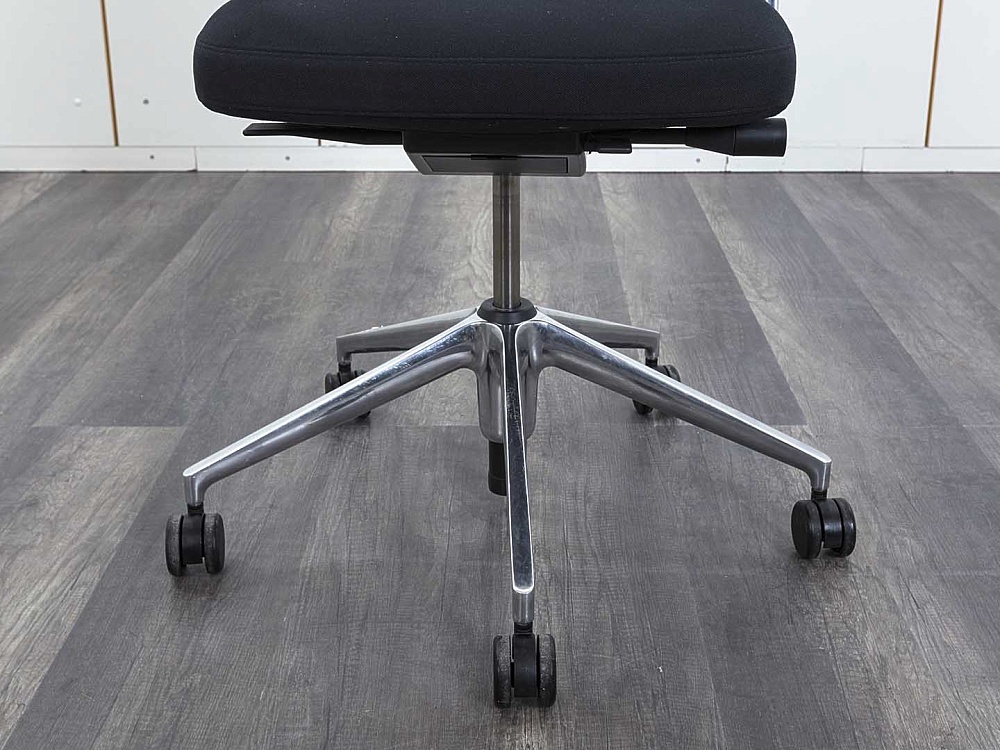 Офисное кресло руководителя  VITRA Ткань Черный ID Trim  (КРТЧ-30082)