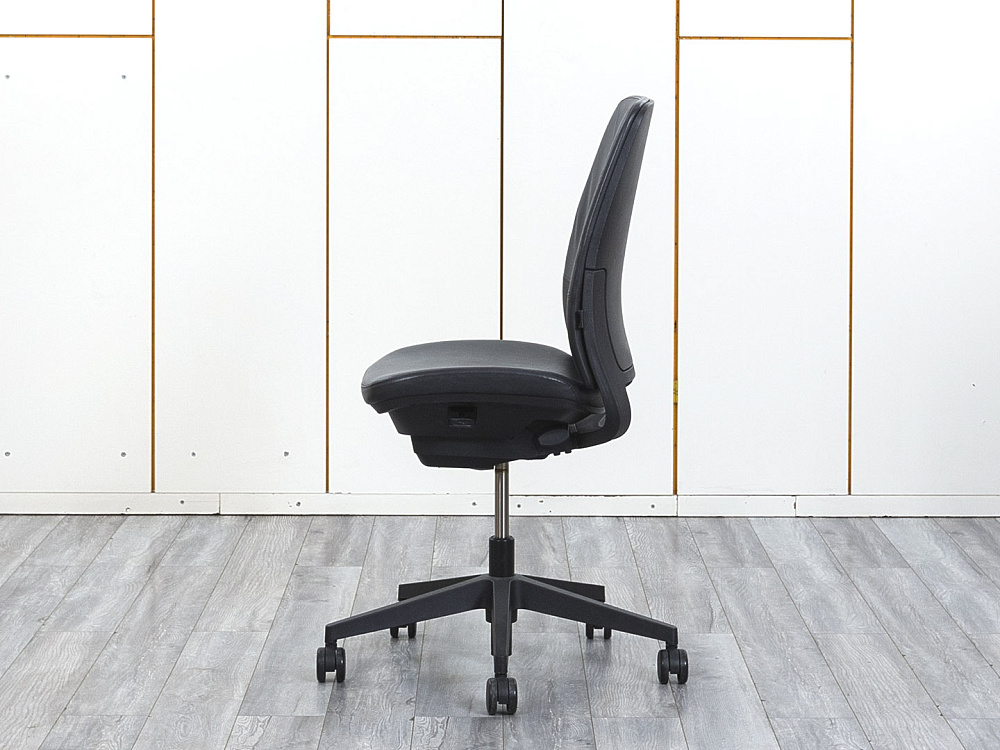 Офисное кресло для персонала  SteelCase Кожа Черный   (КПКЧ-30074)