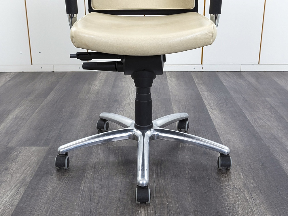 Офисное кресло руководителя   Кожзам Бежевый   (КРКБ-24052)