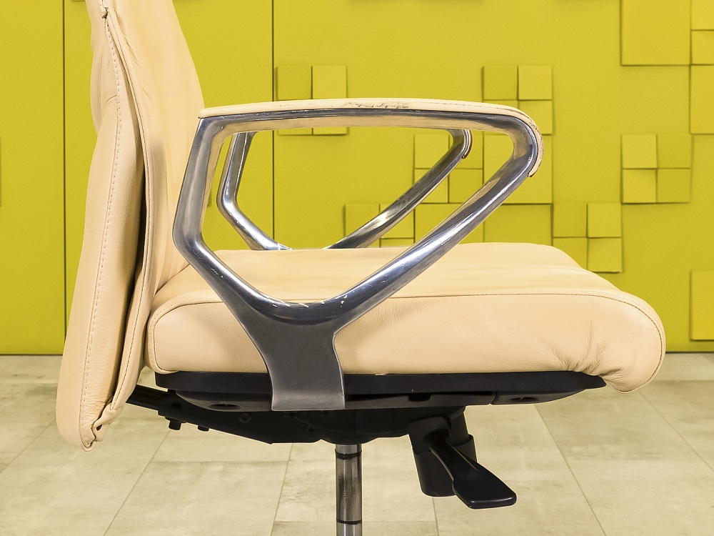 Офисное кресло руководителя на колесах Кожа Бежевый   КРКБ3-06055