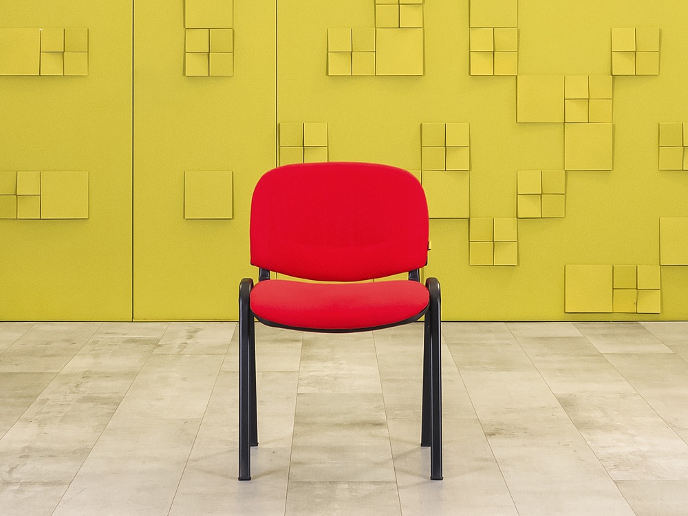 Офисный стул на ножках Изо Ткань Красный Россия