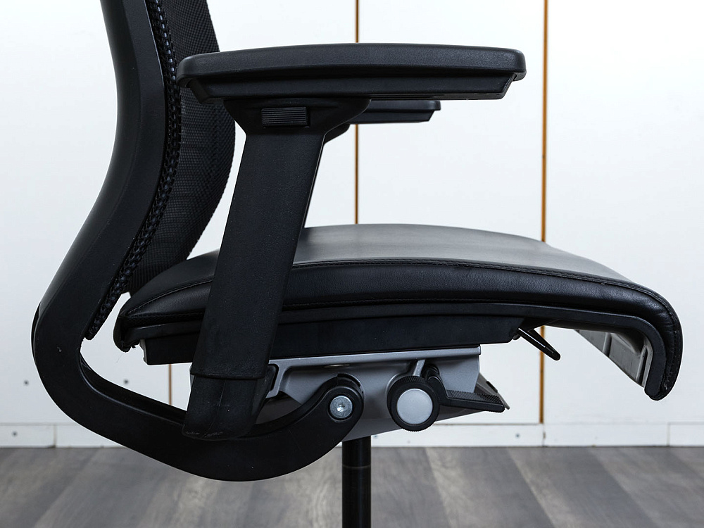 Офисное кресло для персонала  SteelCase Кожзам Черный Think  (КПКЧ-26013)
