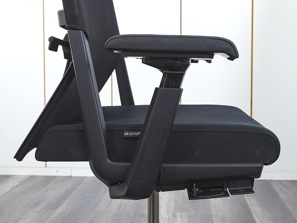 Офисное кресло руководителя  Haworth Ткань Черный Comforto 59  (КРТЧ-13081)