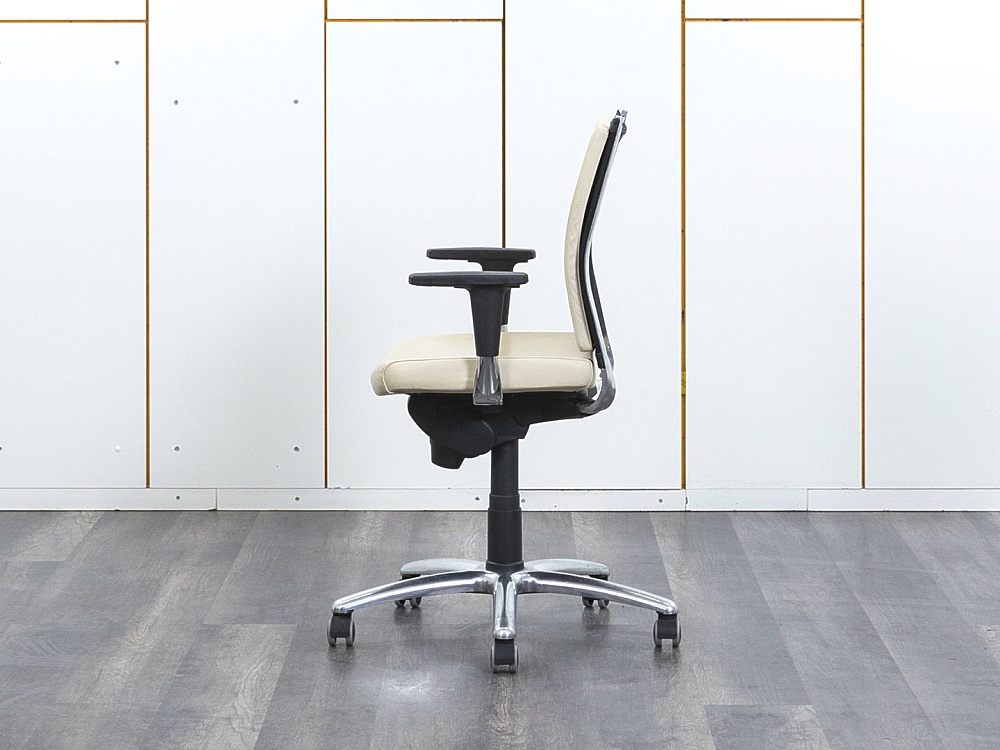 Офисное кресло руководителя   Кожзам Бежевый   (КРКБ-24052)