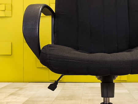 Офисное кресло руководителя на колесах Ткань Чёрный Россия  КРТЧ(а)-211124