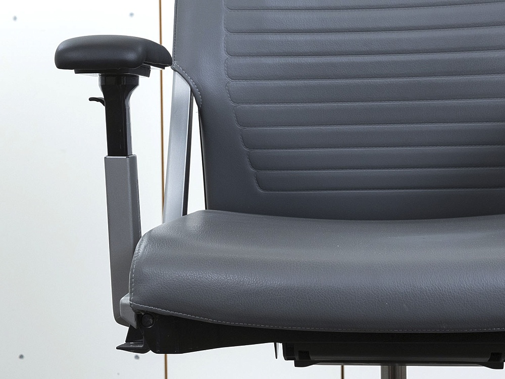 Офисное кресло руководителя  Haworth Кожа Серый Comforto 5910  (КРКС-07121)