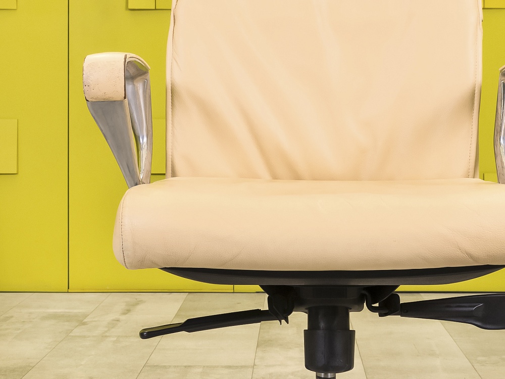 Офисное кресло руководителя на колесах Кожа Бежевый   КРКБ3-06055