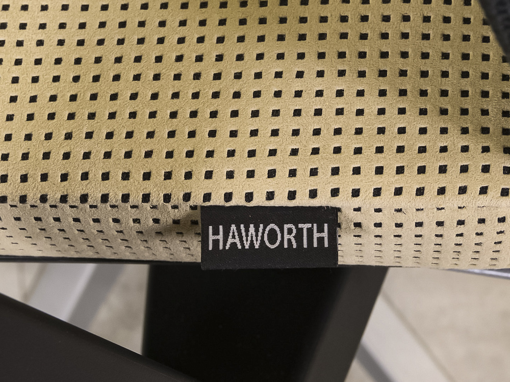Офисное кресло руководителя на колесах HAWORTH Алькантара Бежевый США  КРКБ-17125