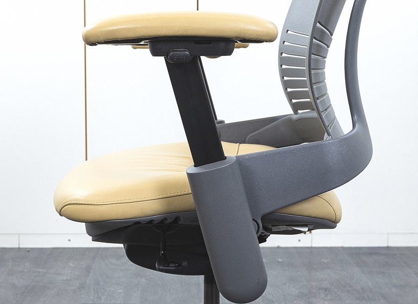 Офисное кресло для персонала  SteelCase Кожа Бежевый Leap B  (КРКБ-29098)