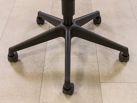 Офисное кресло для персонала на колесах Ирис Ткань Чёрный Россия