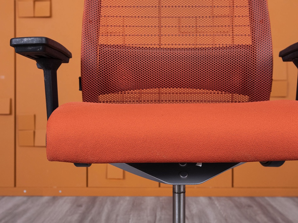 Офисное кресло для персонала  SteelCase Сетка Оранжевый Think  (КПСО-25124)