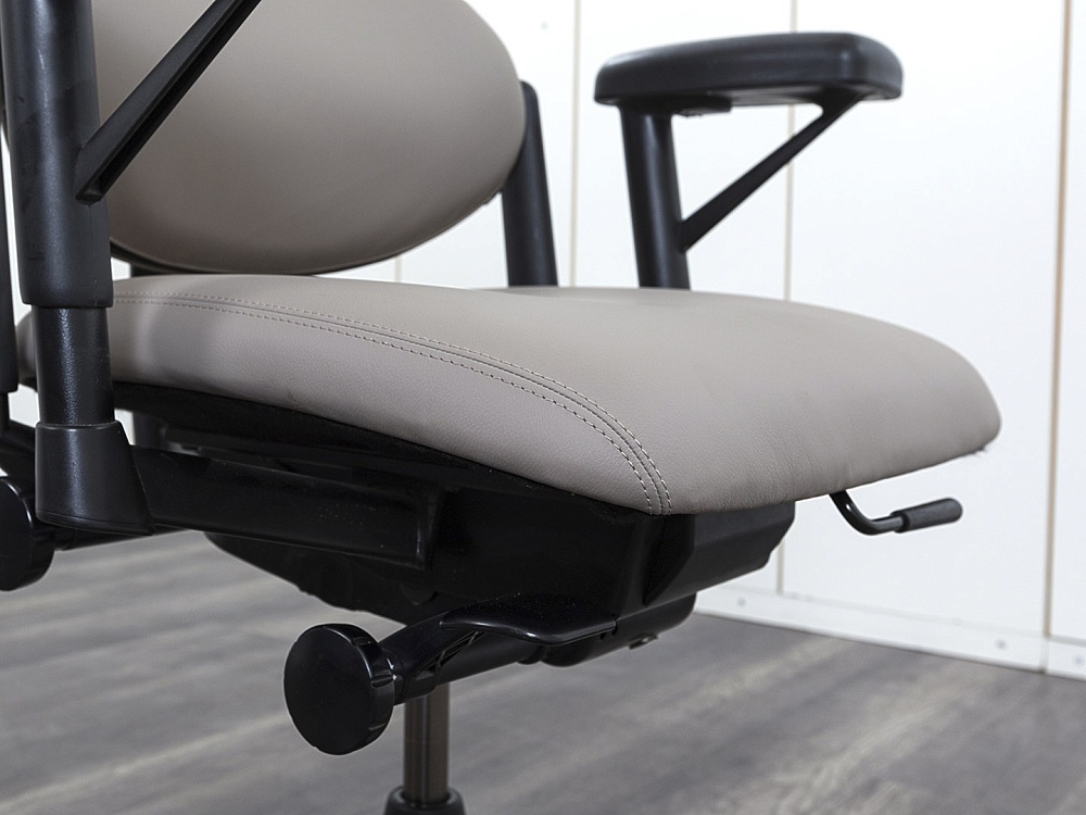 Офисное кресло руководителя  SteelCase Кожа Бежевый Please 1  (КРКБ-05102)
