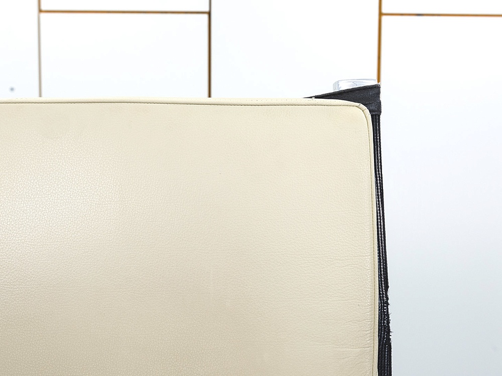 Офисное кресло руководителя   Кожзам Бежевый   (КРКБ-24052)