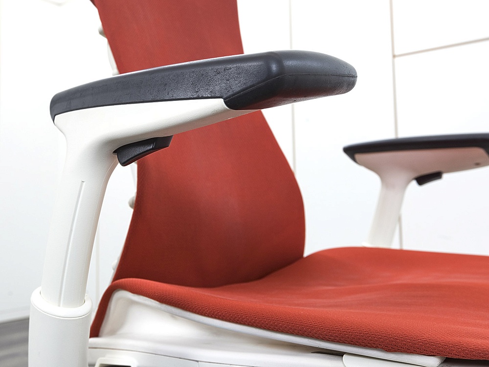 Офисное кресло руководителя  Herman Miller Ткань Красный Embody  (КРТК-15072)